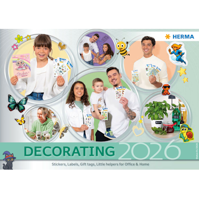 Productos de decoración para 2026, incluyendo pegatinas, etiquetas y tarjetas de regalo, presentados por varias personas en diferentes escenas.