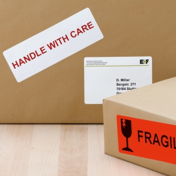 Indicaciones de envío HERMA pegadas en las cajas