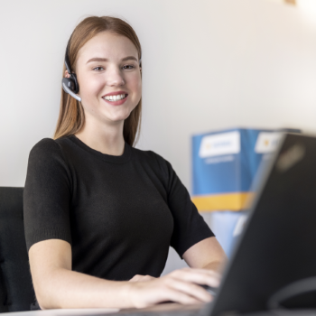 Empleado de HERMA hablando por teléfono