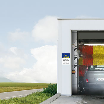 Imagen de aplicación con etiqueta de película exterior en la lavadora de autos.