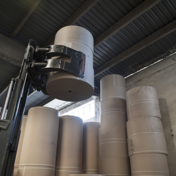The translation of "Papierfabrik Lagerung" into Spanish is "Almacenamiento de fábrica de papel.