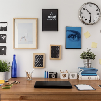 The translation of "Schreibtisch" from German to Spanish is "escritorio.