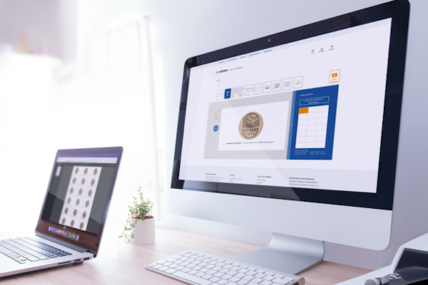 Pantalla con software de diseño de etiquetas en el escritorio