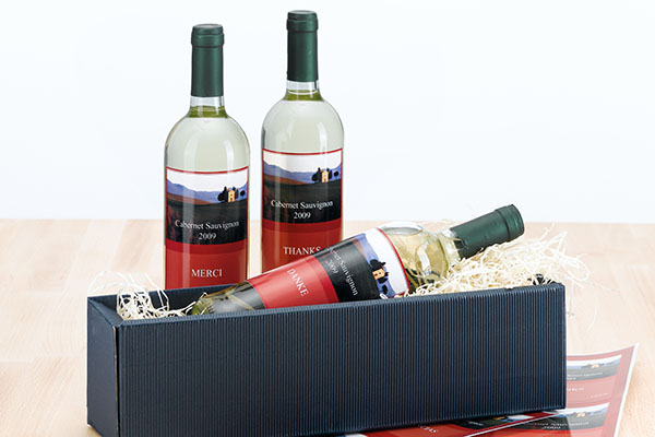 Etiquetas de botellas etiquetadas en botellas de vino