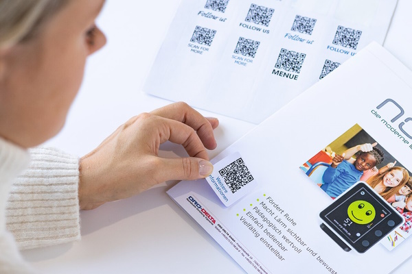 Aplicación de etiquetas con código QR en el folleto informativo