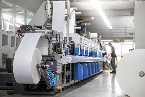 The translation of "Haftmaterial Maschine" from German to Spanish is "Máquina de material adhesivo.