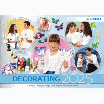 Productos de decoración para 2025, incluyendo pegatinas, etiquetas y materiales de manualidades, presentados por varias personas en diferentes actividades.