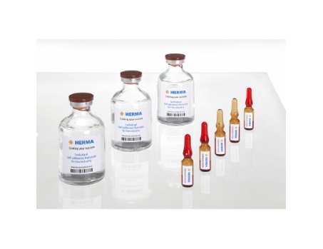 Drei Glasfläschchen und mehrere Ampullen mit Etiketten, die medizinische Produkte darstellen.