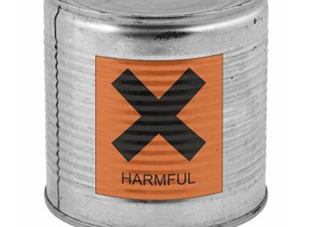 Dose mit orangefarbenem Etikett, das ein schwarzes X und das Wort "HARMFUL" zeigt, was auf schädliche Inhalte hinweist.