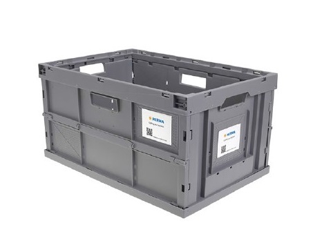 Graue Kunststoffbox mit Griffen, geeignet für Lagerung oder Transport, mit Etiketten auf der Seite.
