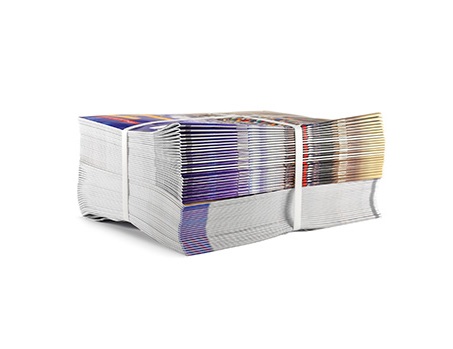 Ein Stapel von bunten Zeitschriften, ordentlich gebündelt mit einem Gummiband, zeigt die verschiedenen Cover-Designs.