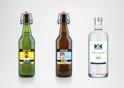Drei Flaschen alkoholischer Getränke: grüne Flasche mit "Pale Ale"-Etikett, braune Flasche mit "Blonde"-Etikett und eine klare Flasche mit "Half Century Gin"-Etikett.