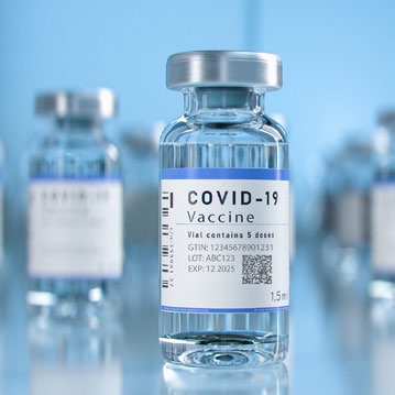 COVID-19-Impfstoffflasche mit Etikett, das 5 Dosen enthält. Sichtbare Informationen zu GTIN, Lot-Nummer und Ablaufdatum.