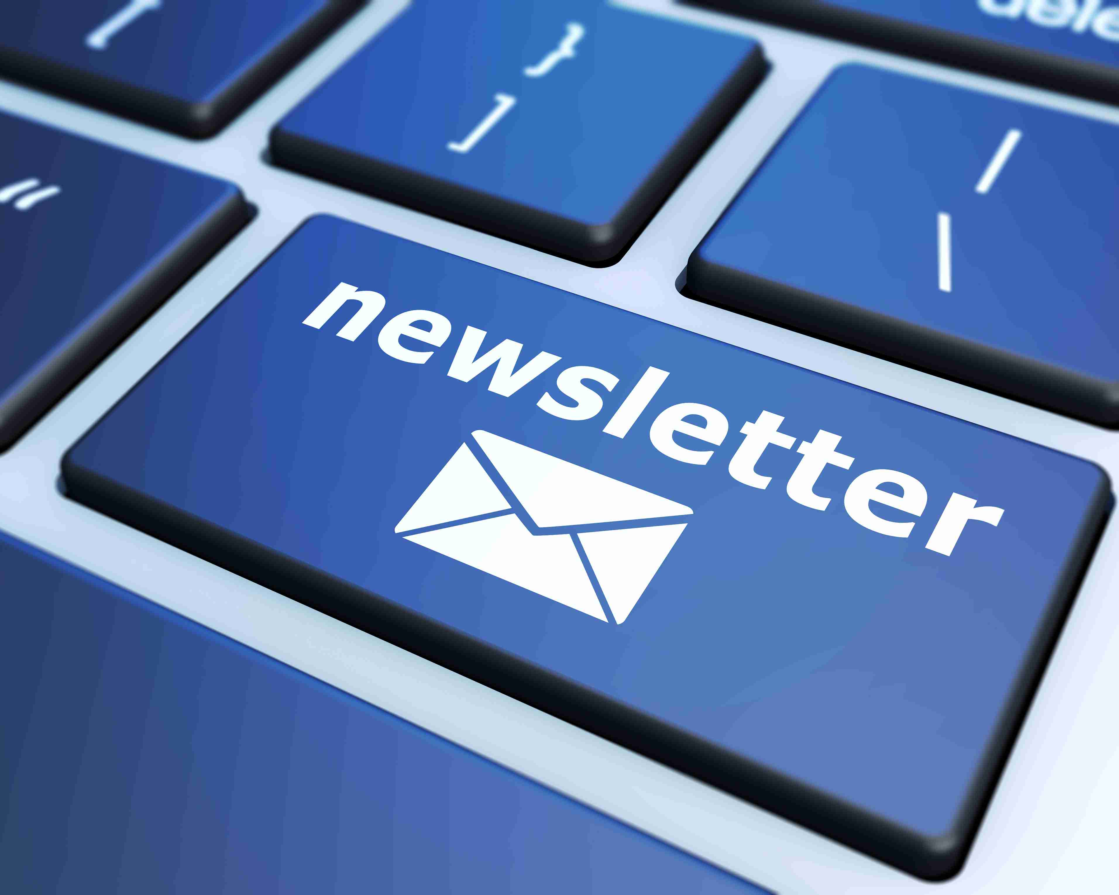 Tastatur mit einer blauen Taste, die das Wort "newsletter" und ein Briefsymbol zeigt.