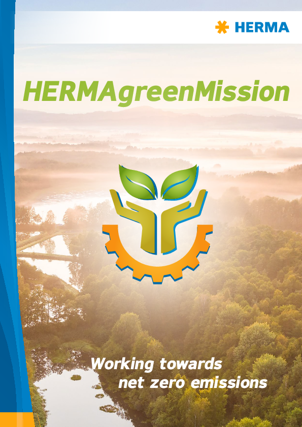 HERMAgreenMission-Logo mit Pflanzen- und Zahnradsymbol, umgeben von einer Landschaft mit Fluss und Bäumen. Text: "Working towards net zero emissions".