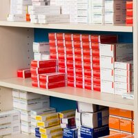 Pharmaverpackungen im Regal in der der Apotheke