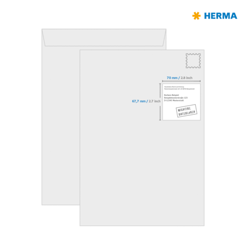 Weißer Briefumschlag mit einem Aufkleber, der Maße und Informationen zu einem Versandetikett zeigt. Oben rechts ist ein Platz für eine Briefmarke.