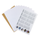 Ein Stapel leerer Blätter und ein Informationsblatt mit Text und Bildern, auf einem braunen Untergrund angeordnet.