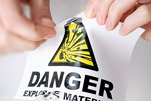 Folienetikett mit Hand das versucht das Etikett zu zerreißen