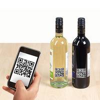 Imagen de aplicación de etiquetas con código QR en botellas de vino