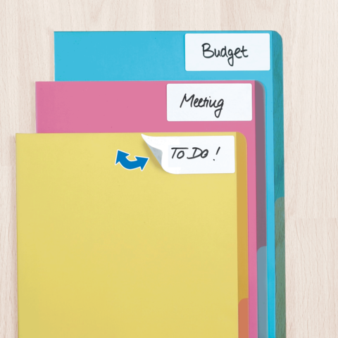 Bunte Ordner mit Beschriftungen: "Budget", "Meeting" und "To Do!" auf einem hellen Hintergrund.
