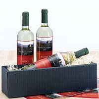 Botellas de vino decoradas con etiquetas de botellas impresas en inkjet en una cesta de regalo.