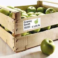 Imagen de aplicación de etiqueta de poder en caja de manzanas