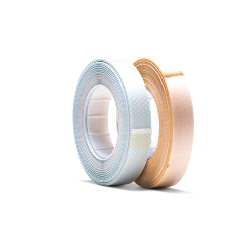 Zwei Rollen Klebeband, eine in Weiß und eine in Beige, nebeneinander auf schwarzem Hintergrund.