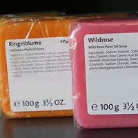 Produktkennzeichnungetiketten auf in Folie eingepackter bunter Seife