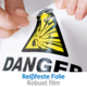 Eine Hand zieht an einer Warnfolie mit einem Gefahrensymbol und dem Text "Reißfeste Folie, Robust film" darunter.