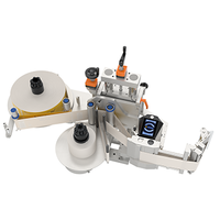 Automatische Etikettiermaschine mit zwei Rollen, einem Etikettiermechanismus und einem Bedienfeld zur Steuerung des Prozesses.