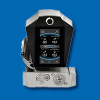 Un dispositivo digital con una pantalla táctil que muestra diferentes valores de medición, incluyendo temperatura y presión.