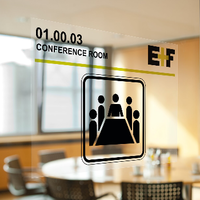 Etiqueta autoadhesiva transparente en la puerta de la sala de conferencias