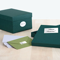 Etiquetas de oro y plata pegadas en envoltorios de regalos y sobres.