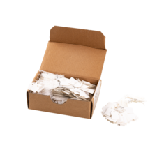 Eine offene Kartonbox mit einer Vielzahl von weißen Etiketten und einem Stapel unbenutzter Etiketten daneben.