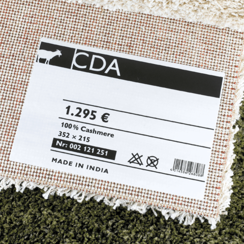 Etikett eines Teppichs aus 100 % Kaschmir, Preis 1.295 €, Maße 352 x 215 cm, hergestellt in Indien.