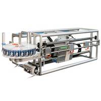 Maschine zur automatischen Verpackung mit einem rotierenden Tablett und mechanischen Komponenten zur Produktverarbeitung.