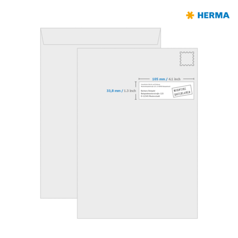 Weißer Briefumschlag mit einem Aufkleber, der Maße und Informationen zu einem Versandetikett zeigt. Oben rechts befindet sich ein Platz für eine Briefmarke.