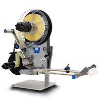 Etikettiermaschine mit Rollenhalter, Abroller und Steuerungseinheit, geeignet für das Anbringen von Etiketten auf Produkte.