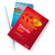 Zwei Lehrbücher liegen übereinander, eines in Rot mit einer Weltkarte und das andere in Blau mit dem Titel "Mathematik". Ein Blatt Papier ist daneben.