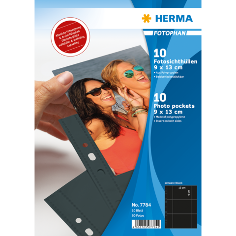 10 Fotohüllen für 9 x 13 cm Fotos, schwarz, mit beidseitigem Einsteckfach. Verpackung zeigt eine Hand, die eine Hülle hält.