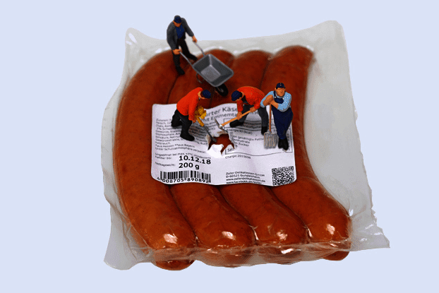 Verpackung mit mehreren Würstchen in orangefarbener Hülle, etikettiert mit Produktinformationen.