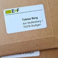 Sobre marrón natural con etiqueta impresa de material reciclado.