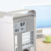 Etiqueta de inventario plateada en la computadora