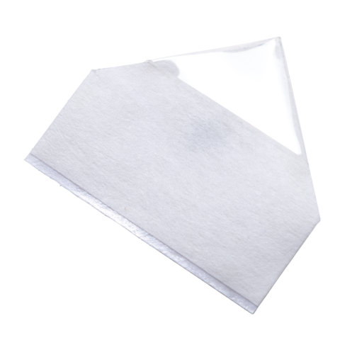 Ein weißes, gefaltetes Blatt Papier mit einer transparenten Folie an einer Ecke, das auf einer weißen Oberfläche liegt.