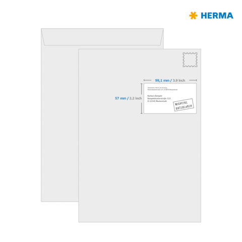 Ein grauer Umschlag mit einem Sichtfenster, Maßen und einem Stempelaufdruck. Oben rechts befindet sich eine Briefmarke.