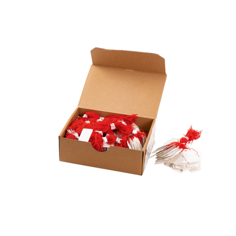 Eine offene Kartonbox mit roten und weißen Fäden, die ordentlich angeordnet sind, sowie einige leere Etiketten.