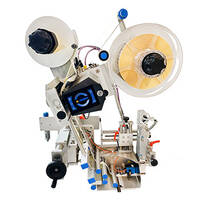 Eine Etikettiermaschine mit zwei Rollen, einem Bedienfeld und verschiedenen mechanischen Komponenten zur automatischen Etikettierung von Produkten.