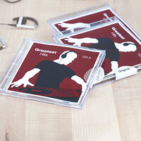 Imagen de aplicación de etiquetas de cierre en la funda de un CD