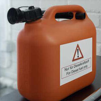 Etiqueta de película resistente a la intemperie en el bidón